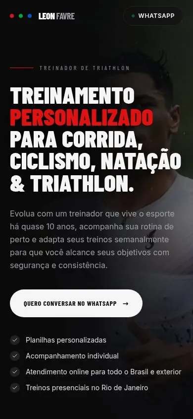 Página do treinador de triatlo Leon Favre, preta com título em vermelho e botão de WhatsApp